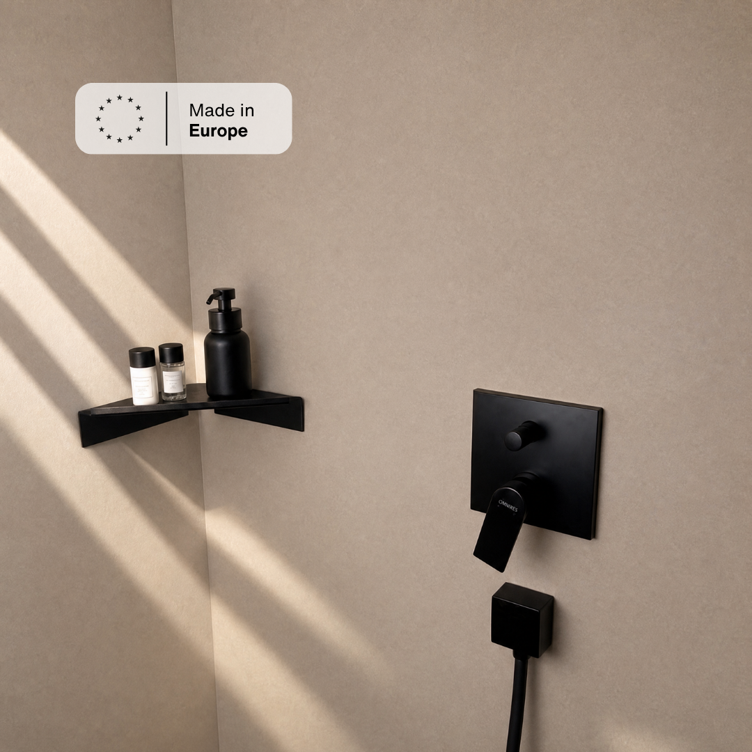 Duschablage Ecke Schwarz neben der Duscharmatur, bestückt mit Pflegeprodukten, Hinweis Made in Europe