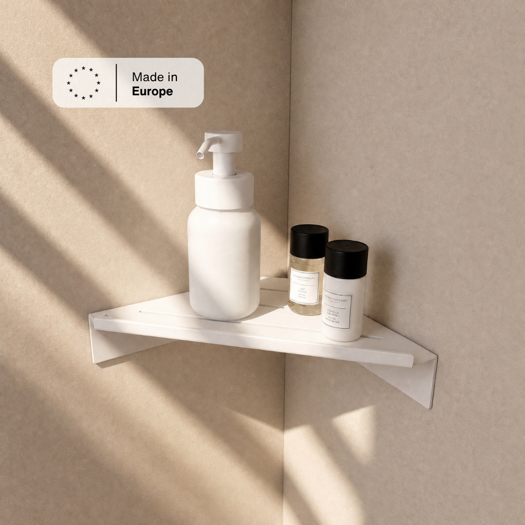 Duschablage Ecke Weiß mit Seifenspender und Flaschen im Sonnenlicht, Hinweis Made in Europe