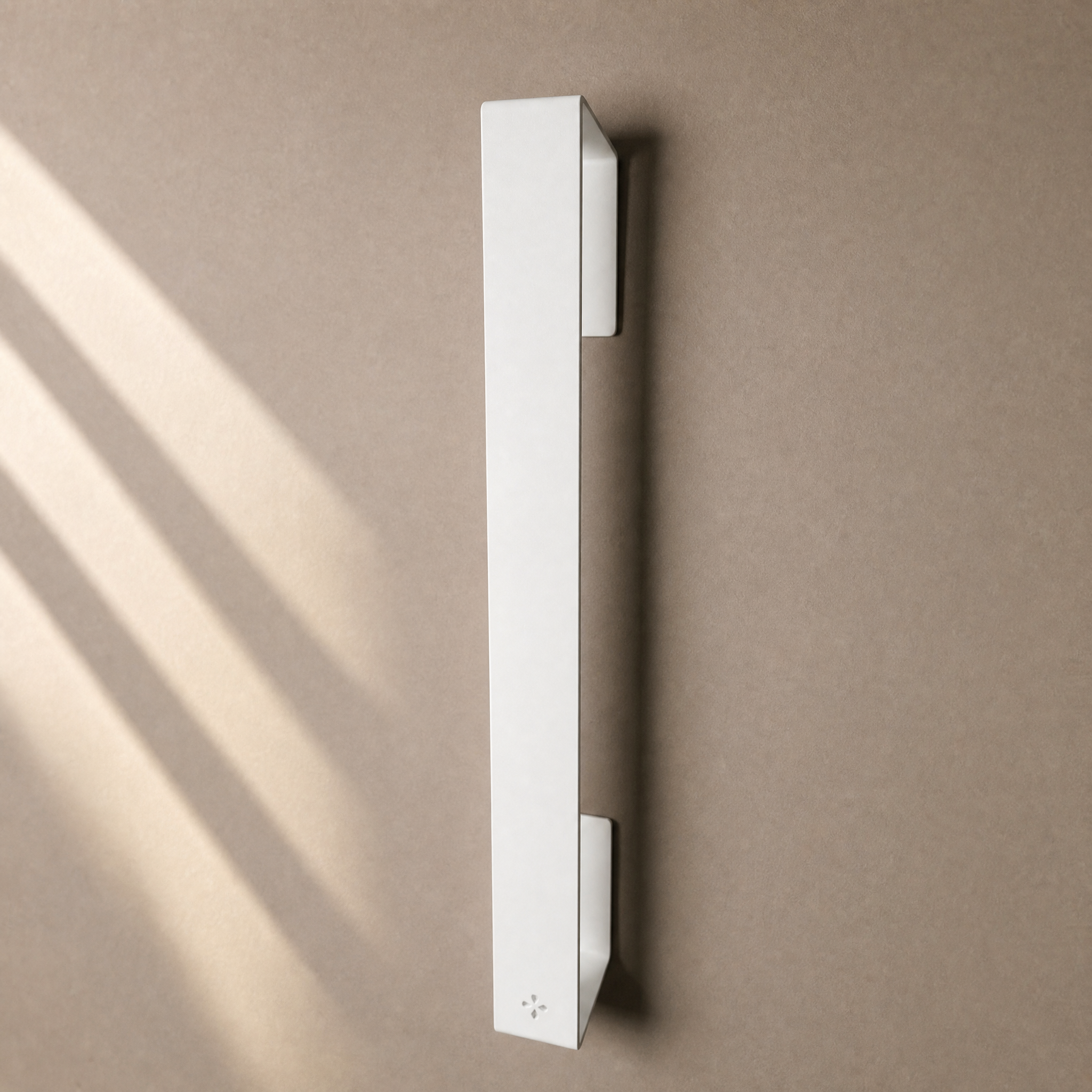 Gästehandtuchhalter groß in Weiß matt ohne Handtücher an der Wand