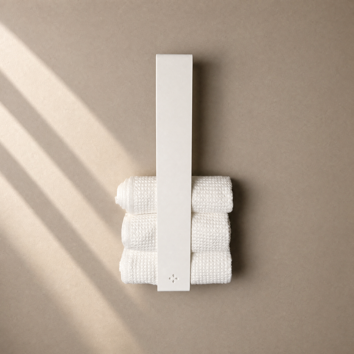 Gästehandtuchhalter klein in Weiß matt mit drei gerollten weißen Handtüchern