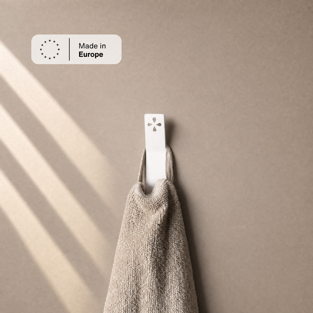 Wandhaken Weiß mit beigem Handtuch im Sonnenlicht, Hinweis Made in Europe