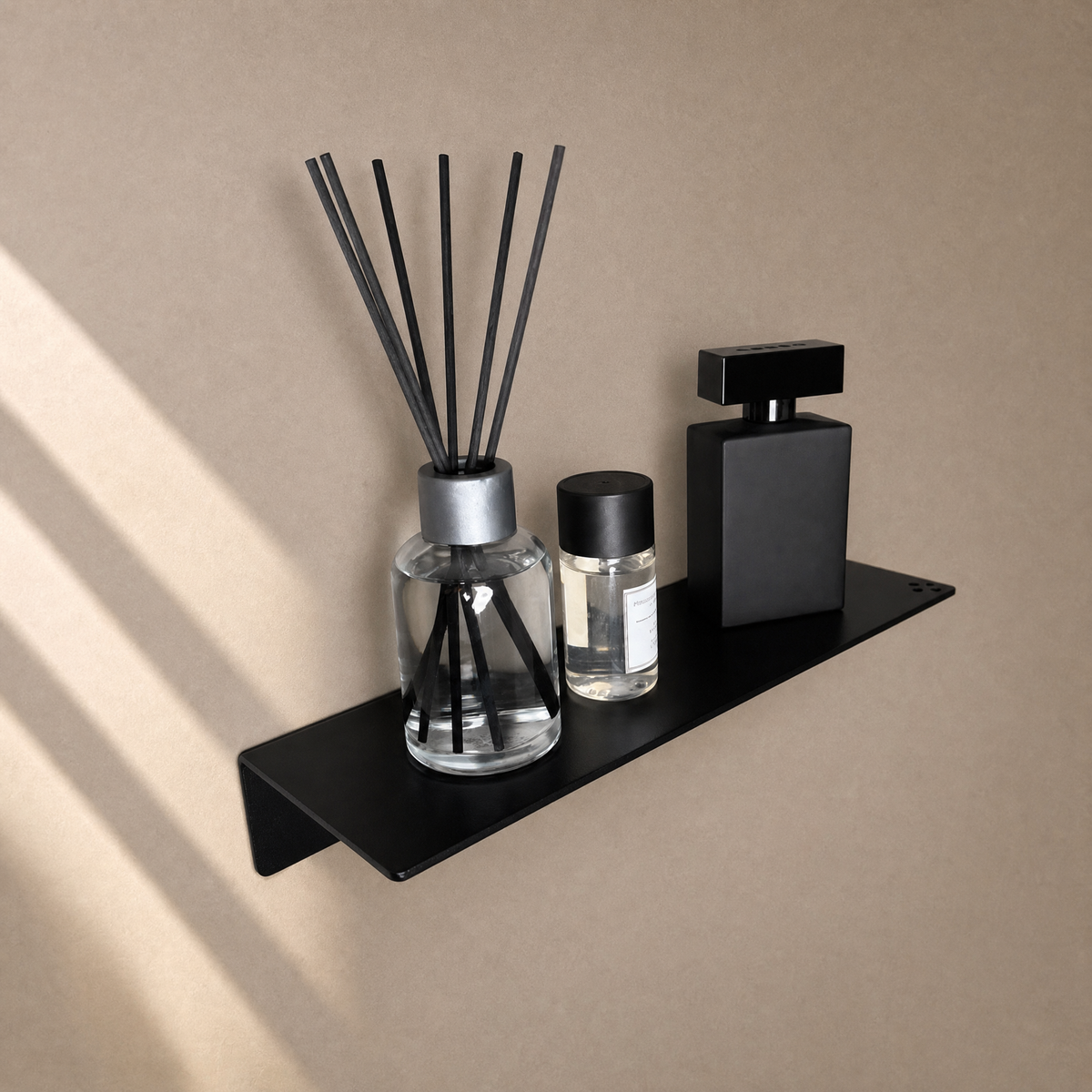 Wandregal klein in Schwarz matt mit Raumduft-Diffuser und Parfumflakon