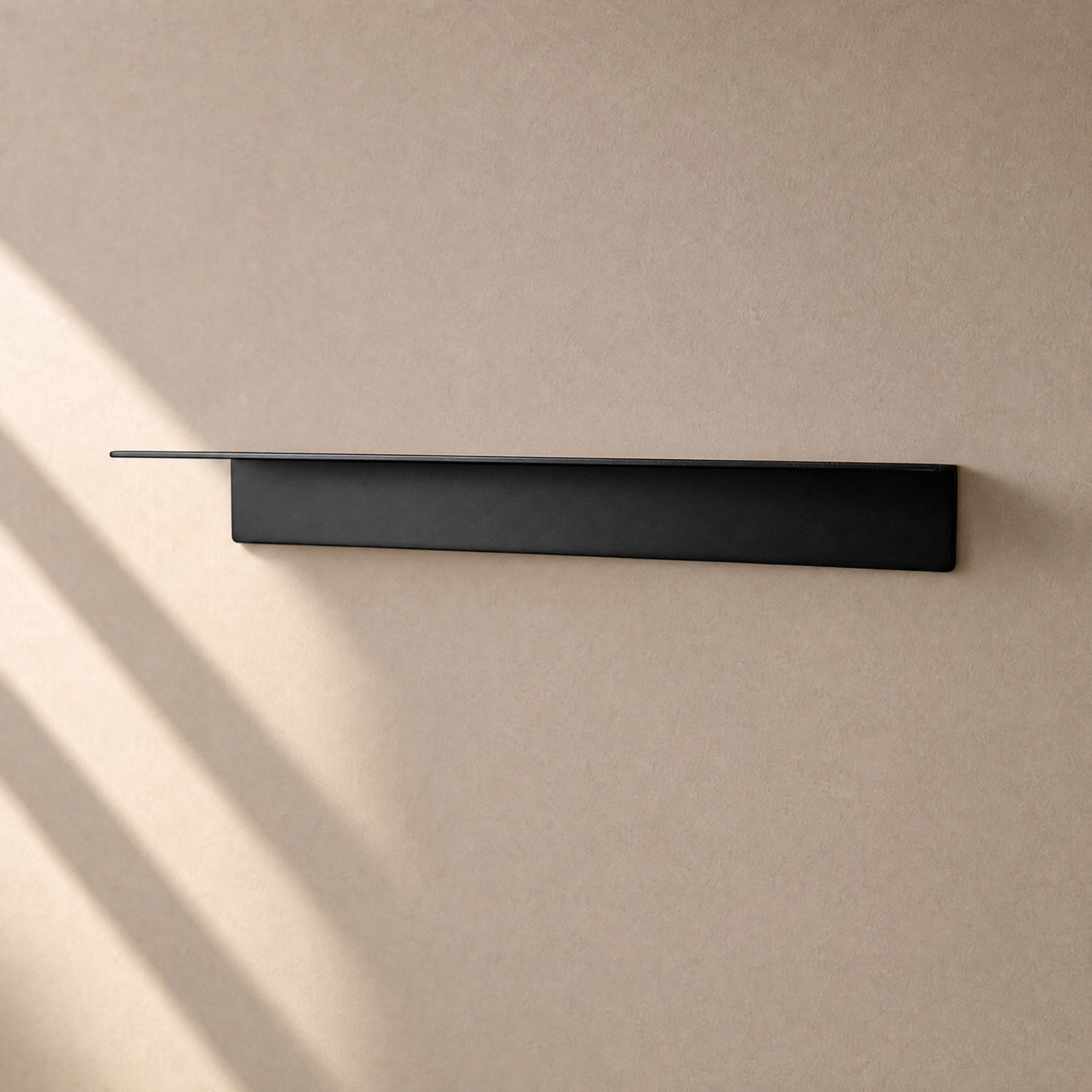 Wandregal mittel in Schwarz matt an der Wand, unbestückt