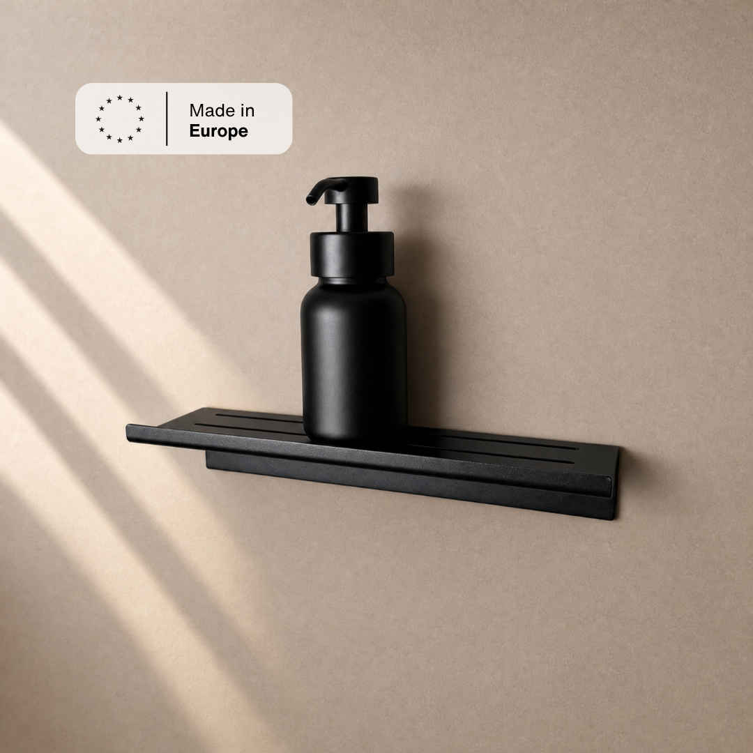 Duschablage gerade Schwarz mit Seifenspender im Sonnenlicht, Hinweis Made in Europe