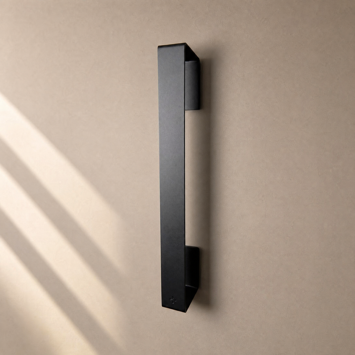 Gästehandtuchhalter groß in Schwarz matt ohne Handtücher an der Wand
