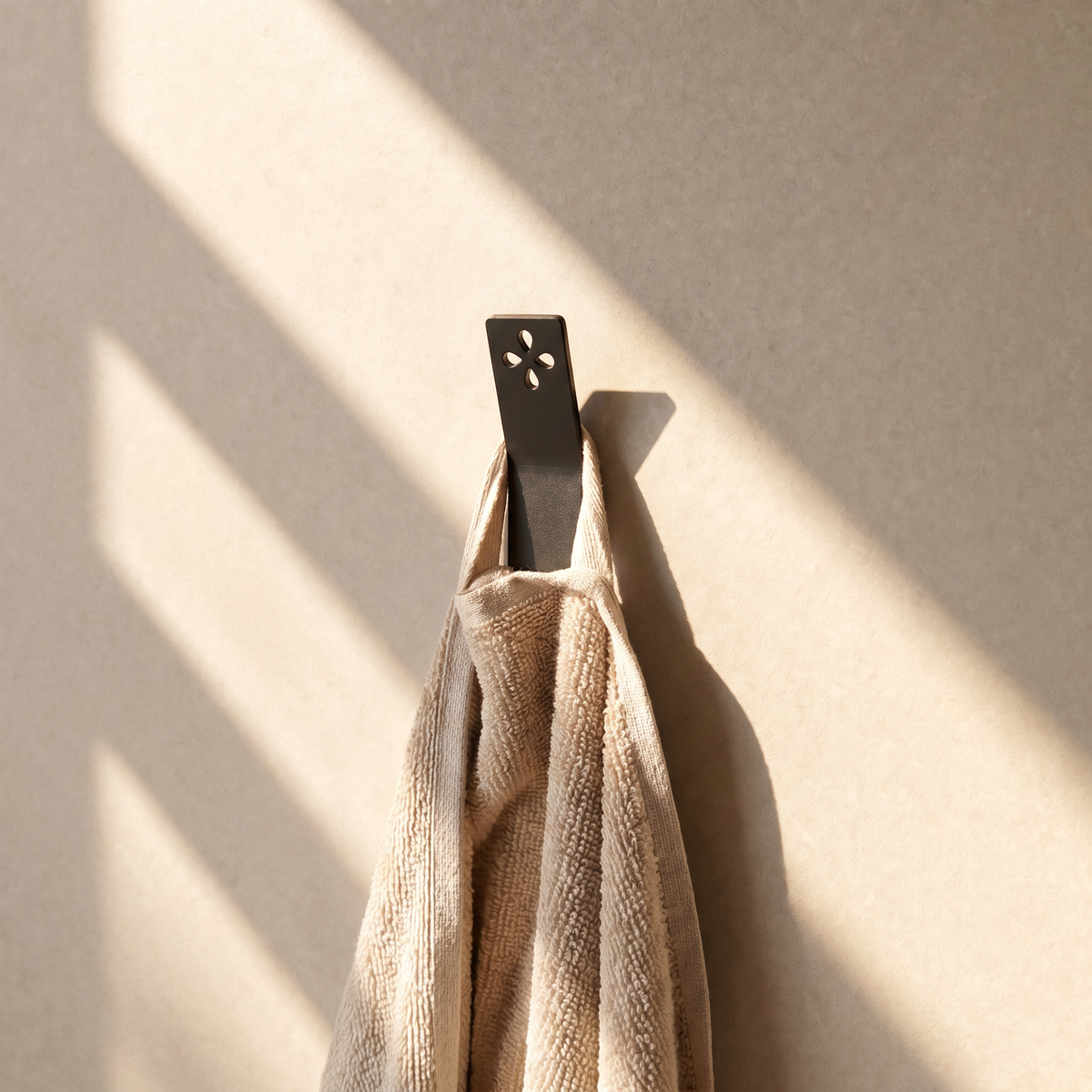 Wandhaken in Schwarz matt mit aufgehängtem beigem Handtuch