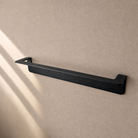 Handtuchhalter klein in Schwarz matt an der Wand, ohne Handtuch