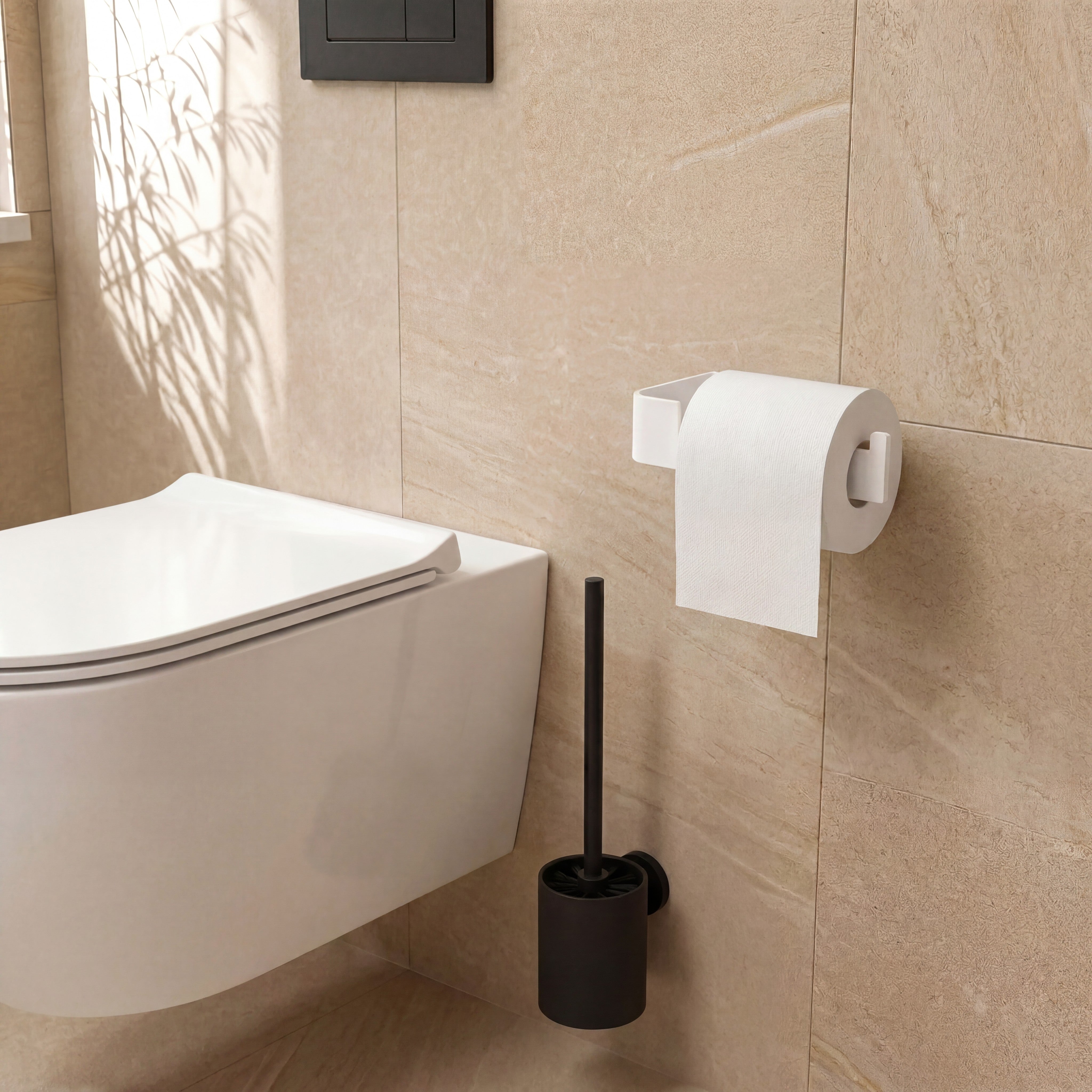 Weißer Toilettenpapierhalter neben einem Wand-WC im hellen Badezimmer