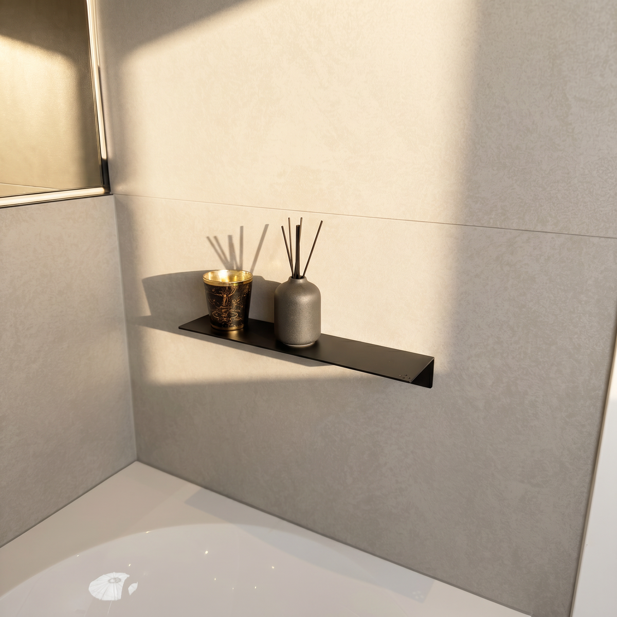 Wandregal mittel schwarz mit Diffusor und Kerze über Badewanne