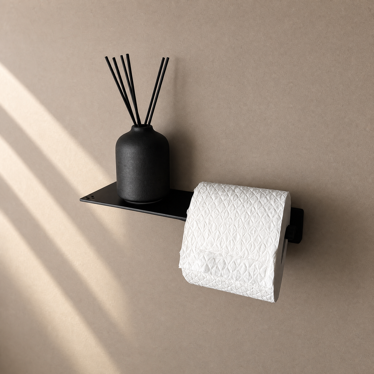 Toilettenpapierhalter mit Ablage in Schwarz matt, mit Raumduft-Diffuser und Papierrolle