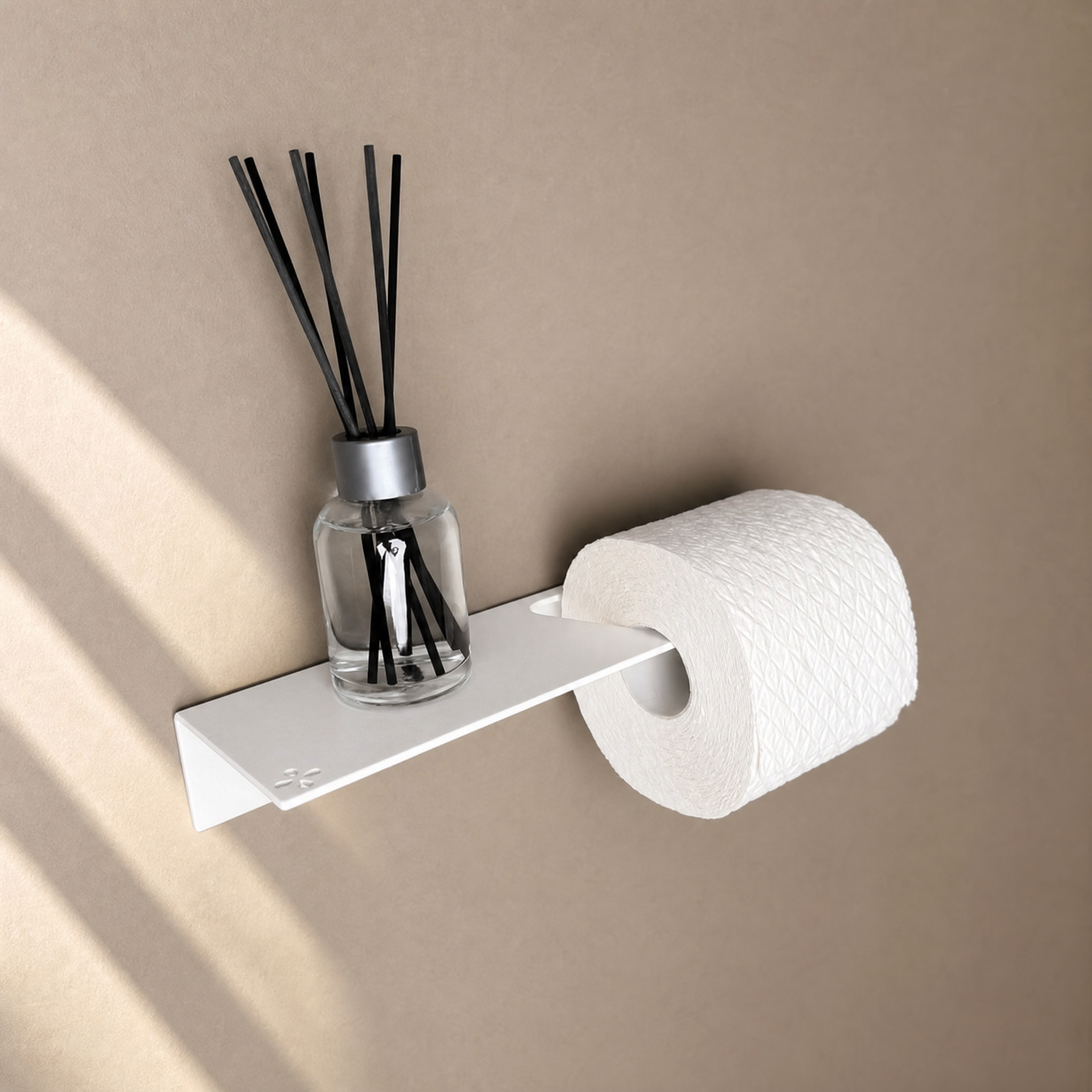 Toilettenpapierhalter mit Ablage in Weiß matt, mit Raumduft-Diffuser und Papierrolle