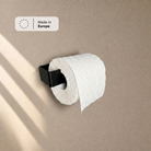 Toilettenpapierhalter Schwarz mit Papierrolle im Streiflicht, Hinweis Made in Europe