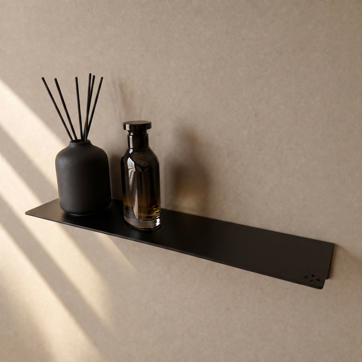 Wandregal mittel in Schwarz matt mit Raumduft-Diffuser und Flakon